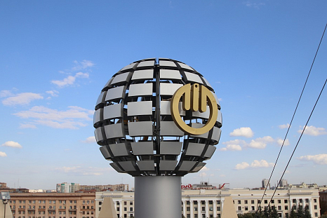 Крутящийся шар на крыше Головного Управления